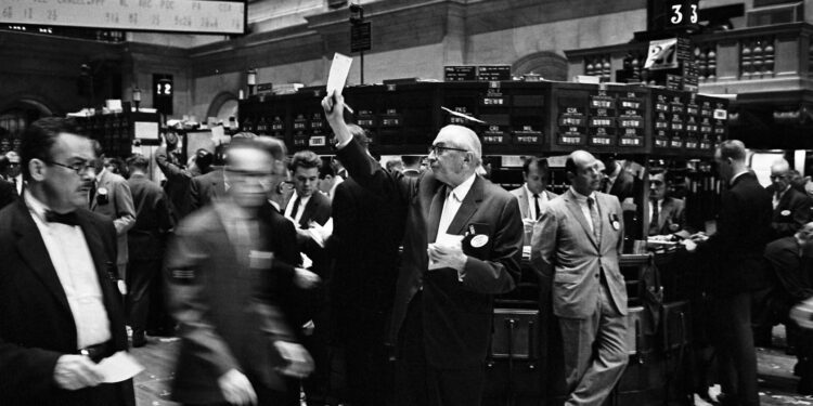 Arab markets close cautiously as oil stability meets geopolitical uncertainty