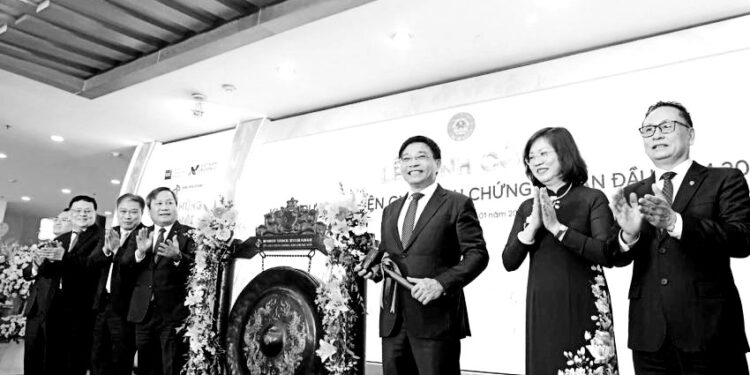 Hanoi stocks edge higher as manufacturing confidence improves