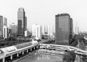 Jakarta market opens cautiously amid commodity and currency concerns