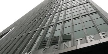Singapore trades flat as investors await global cues