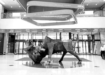 Seoul stocks edge lower amid tech sector pressure
