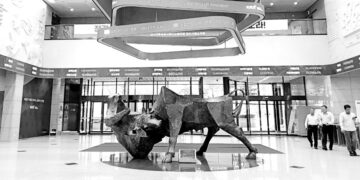 Seoul stocks edge lower amid tech sector pressure