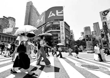 Tokyo workers encouraged to wear shorts to cut energy costs and keep cool