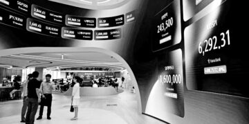 Kospi tumbles at opening as investors lock in record gains